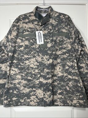 NWT.  US Army ACU Combat Coat Large Regular UCP Digital Camo Ripstop Military
